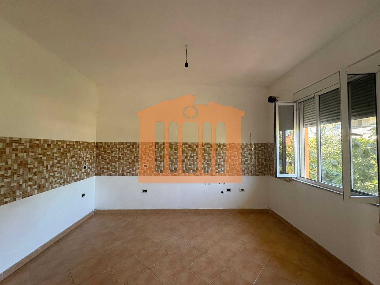 PARTE DEL SEMINTERRATO DI UNA VILLA SU 3 PIANI A SPITALL, IN AFFITTO!