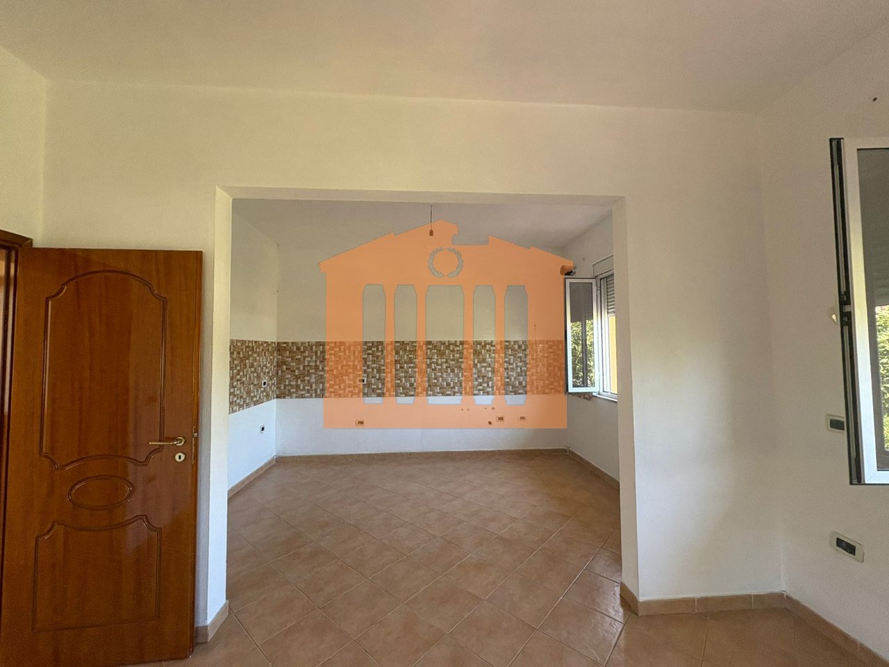 PARTE DEL SEMINTERRATO DI UNA VILLA SU 3 PIANI A SPITALL, IN AFFITTO!