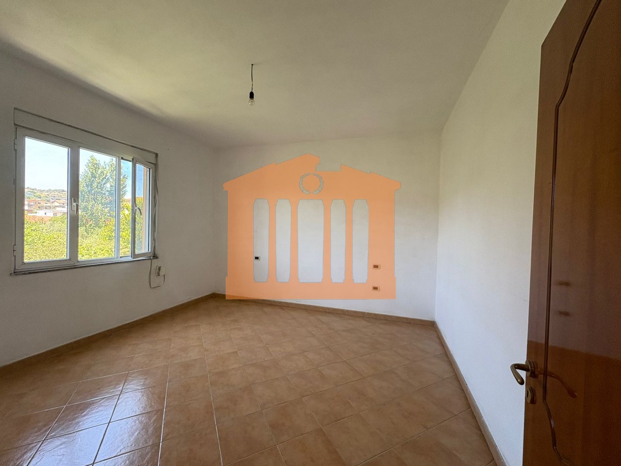 PARTE DEL SEMINTERRATO DI UNA VILLA SU 3 PIANI A SPITALL, IN AFFITTO!