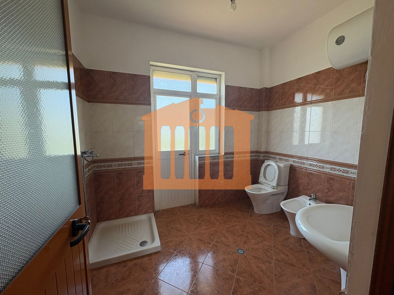 PARTE DEL SEMINTERRATO DI UNA VILLA SU 3 PIANI A SPITALL, IN AFFITTO!
