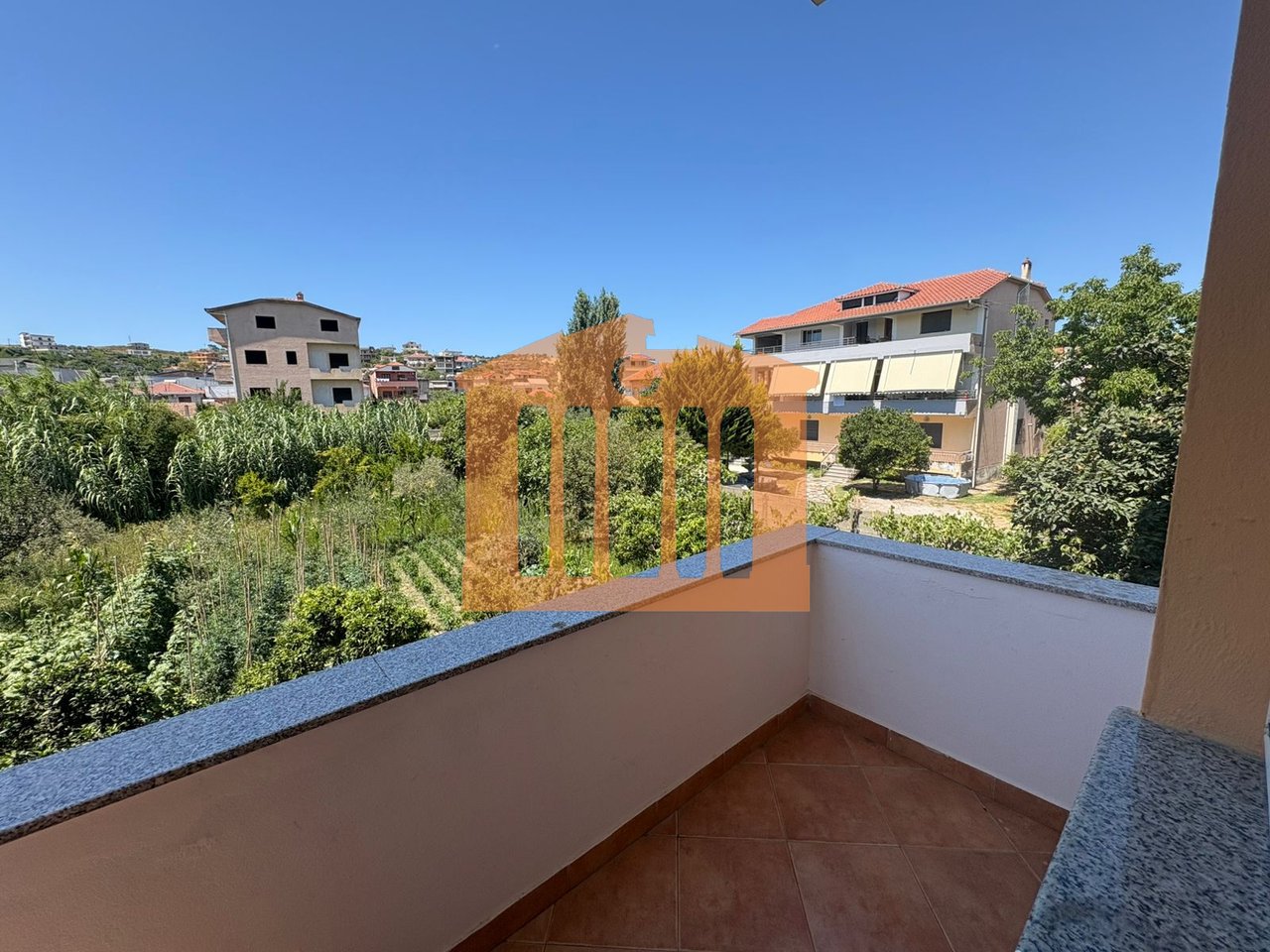 PARTE DEL SEMINTERRATO DI UNA VILLA SU 3 PIANI A SPITALL, IN AFFITTO!