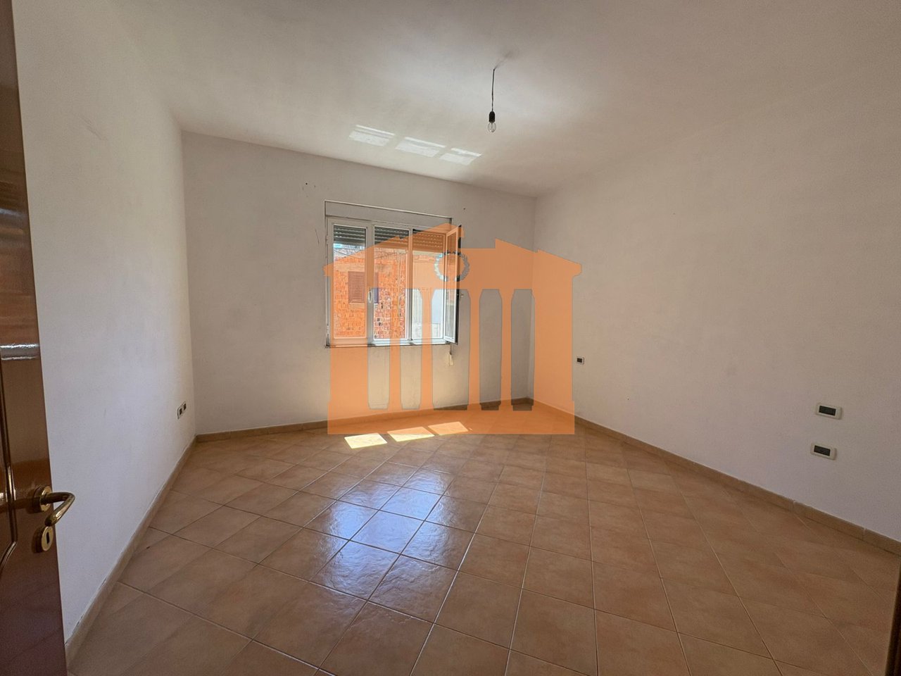 PARTE DEL SEMINTERRATO DI UNA VILLA SU 3 PIANI A SPITALL, IN AFFITTO!