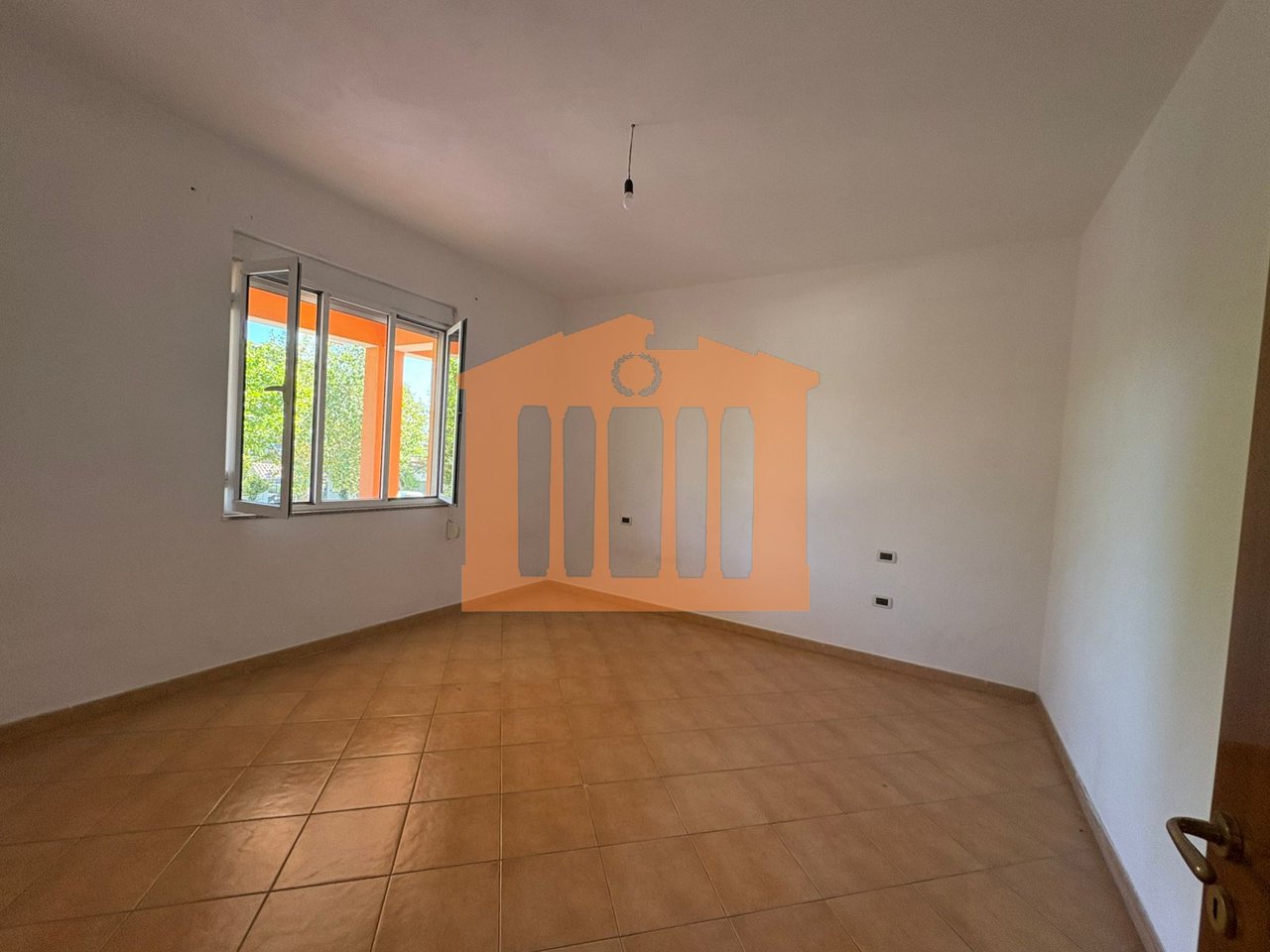 PARTE DEL SEMINTERRATO DI UNA VILLA SU 3 PIANI A SPITALL, IN AFFITTO!