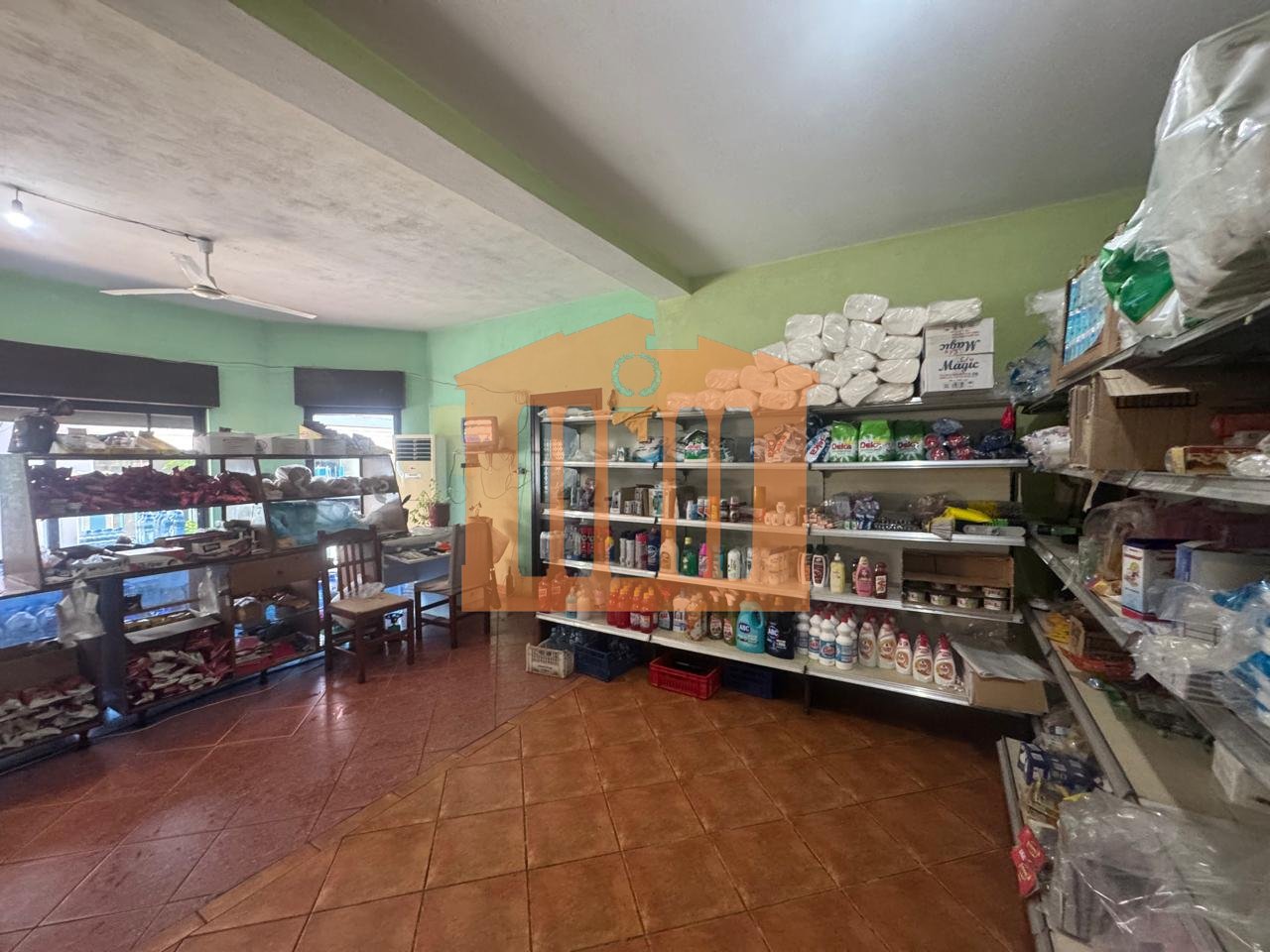 AMBIENTE VILE E COMMERCIALE A SUKTH, IN VENDITA!