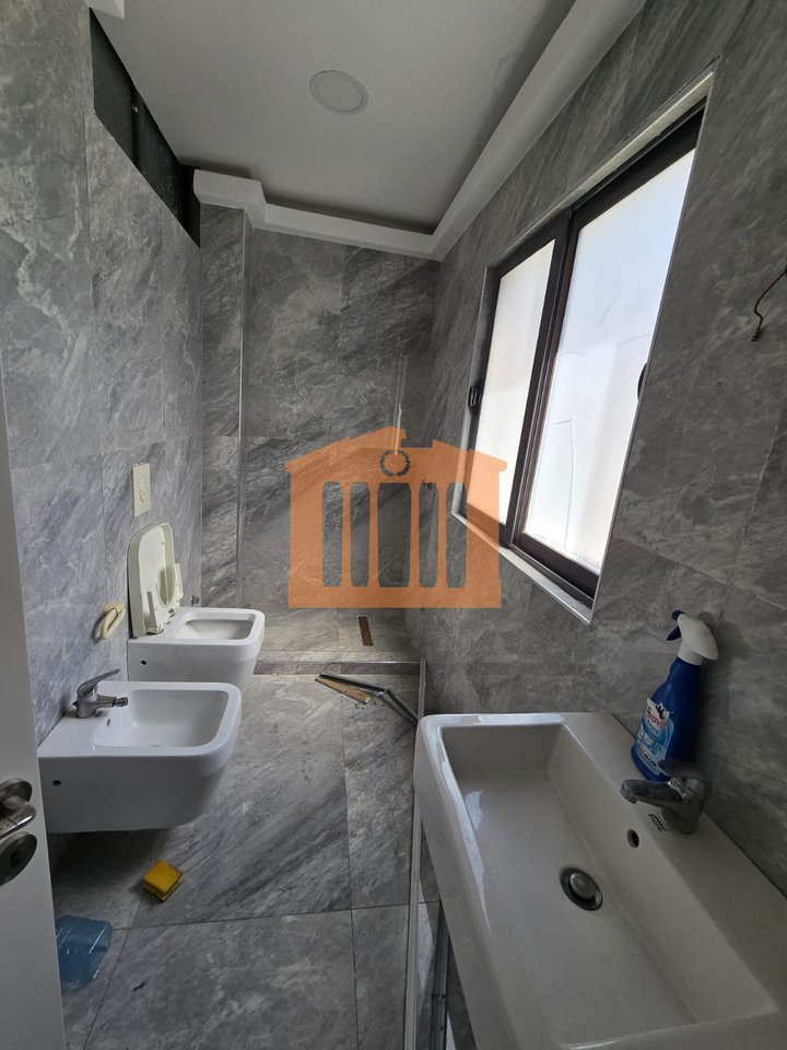 AMBIENT PER SHITJE PRANE QENDRES !