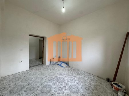 APARTAMENT 1+1TEK DREJTORIA E POLICISE DURRES, PER SHITJE !