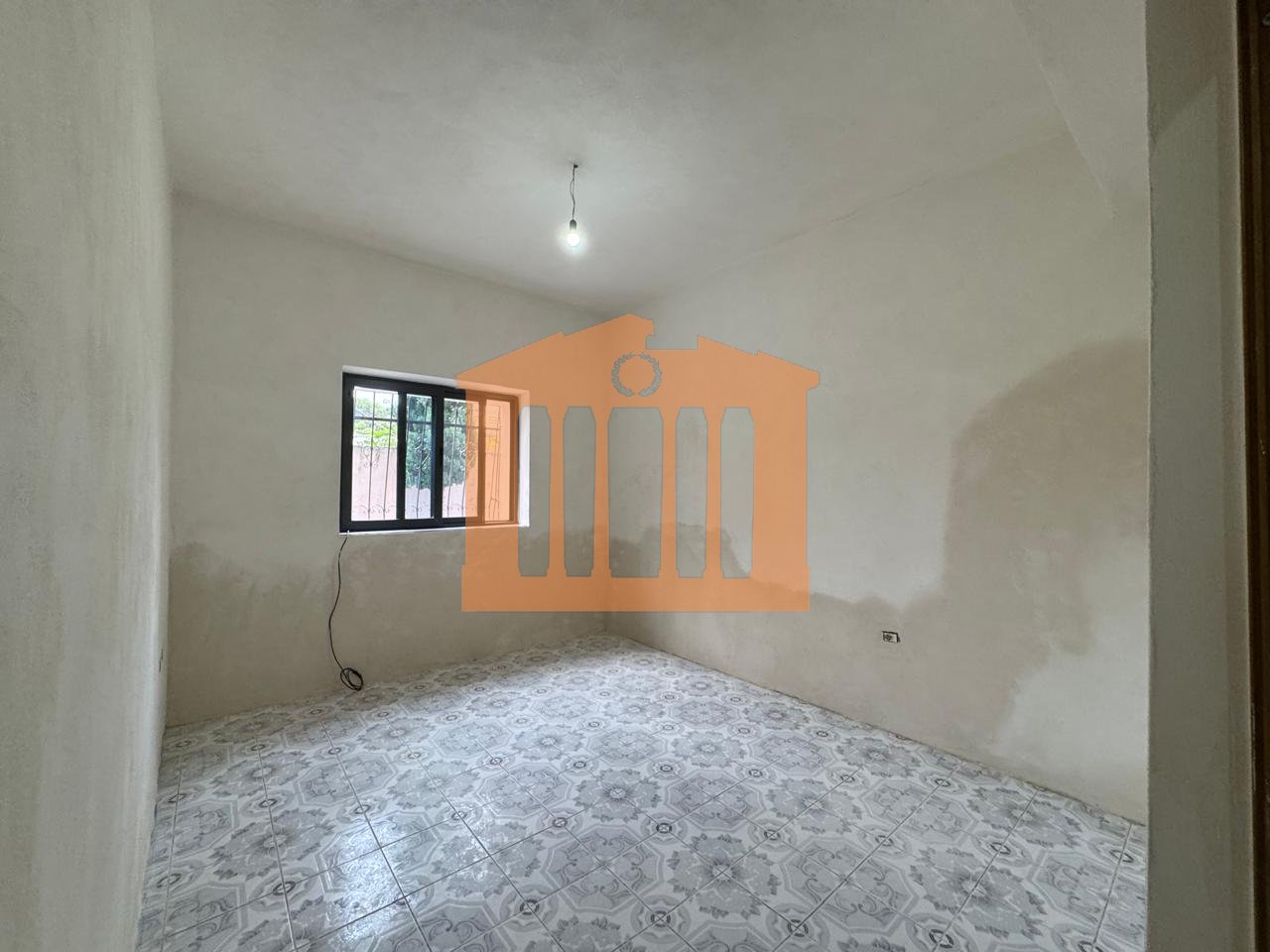 APARTAMENT 1+1TEK DREJTORIA E POLICISE DURRES, PER SHITJE !