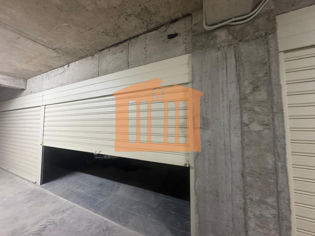 2 GARAGES IN THE HOSPITAL, FOR SALE!