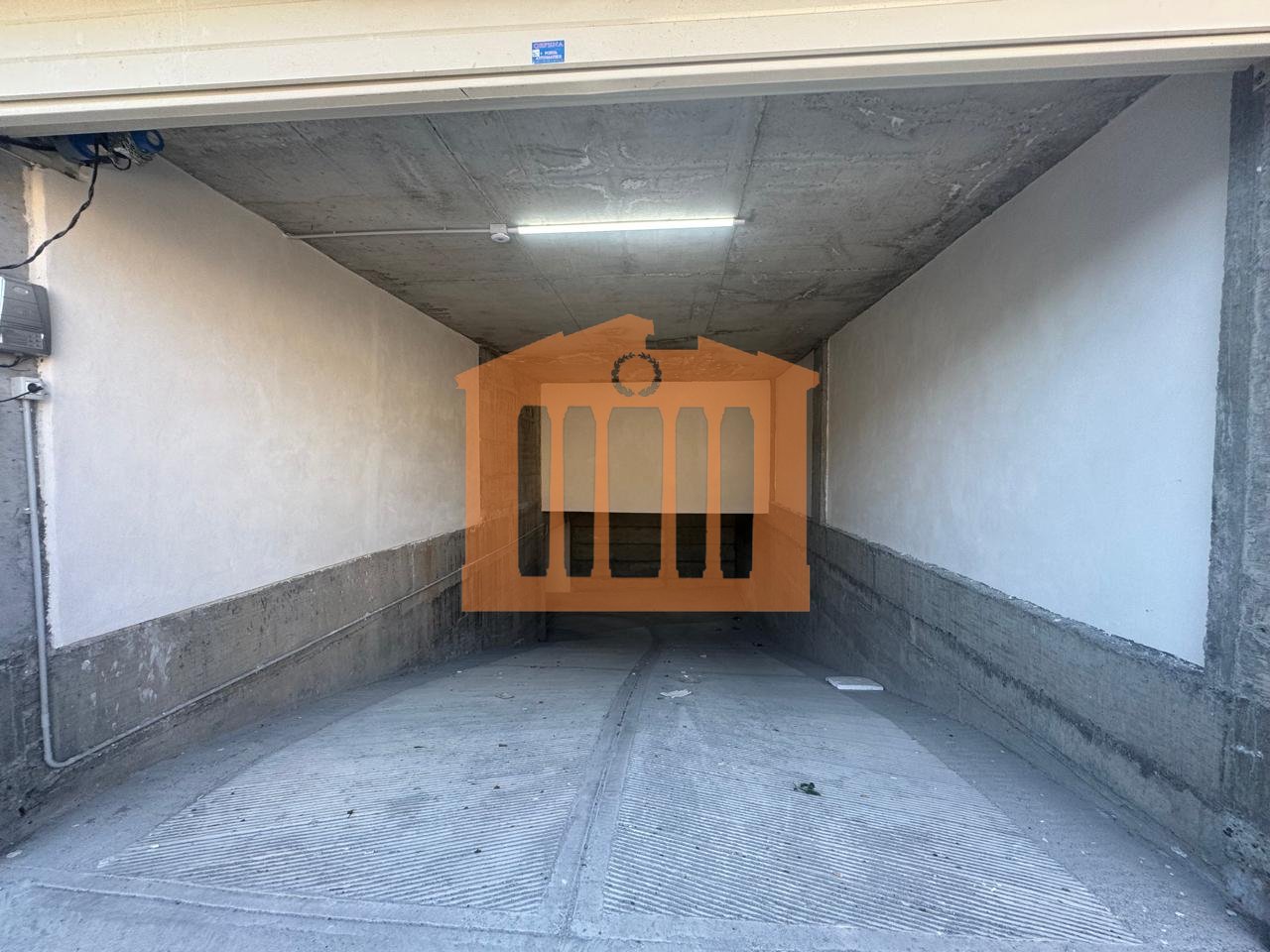 2 GARAGES IN THE HOSPITAL, FOR SALE!