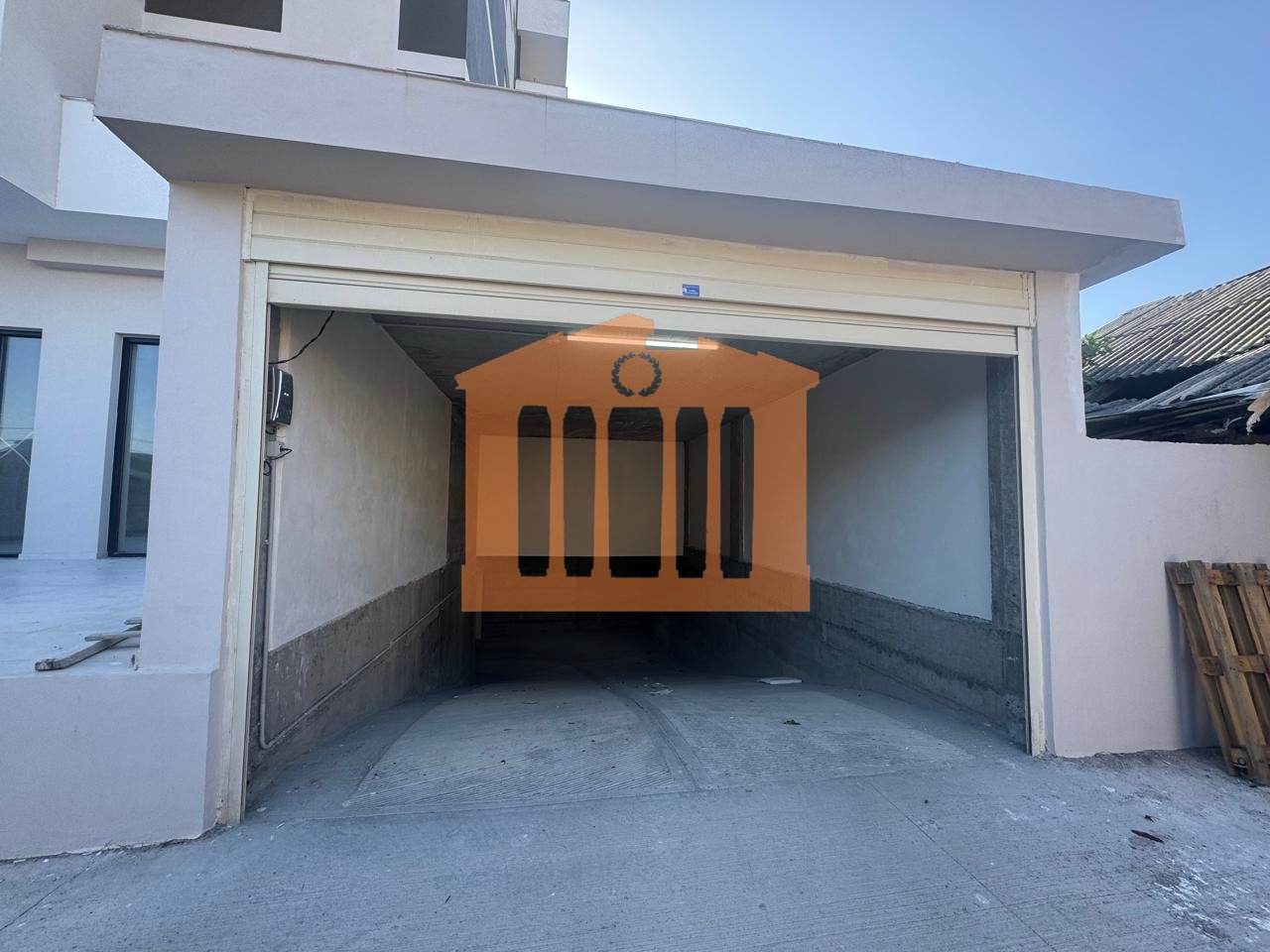 2 GARAGES IN THE HOSPITAL, FOR SALE!