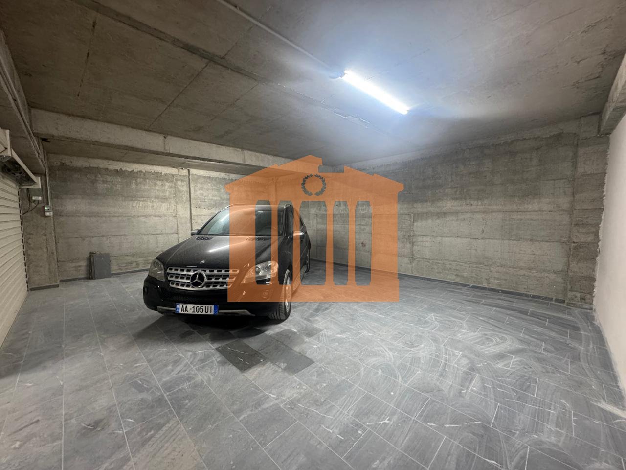 2 GARAGES IN THE HOSPITAL, FOR SALE!