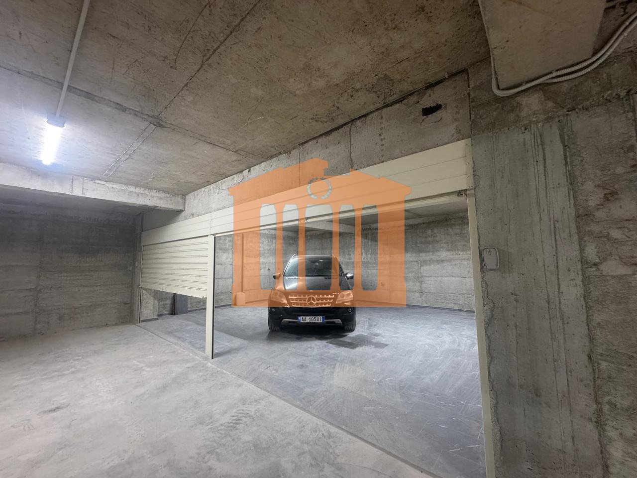 2 GARAGES IN THE HOSPITAL, FOR SALE!