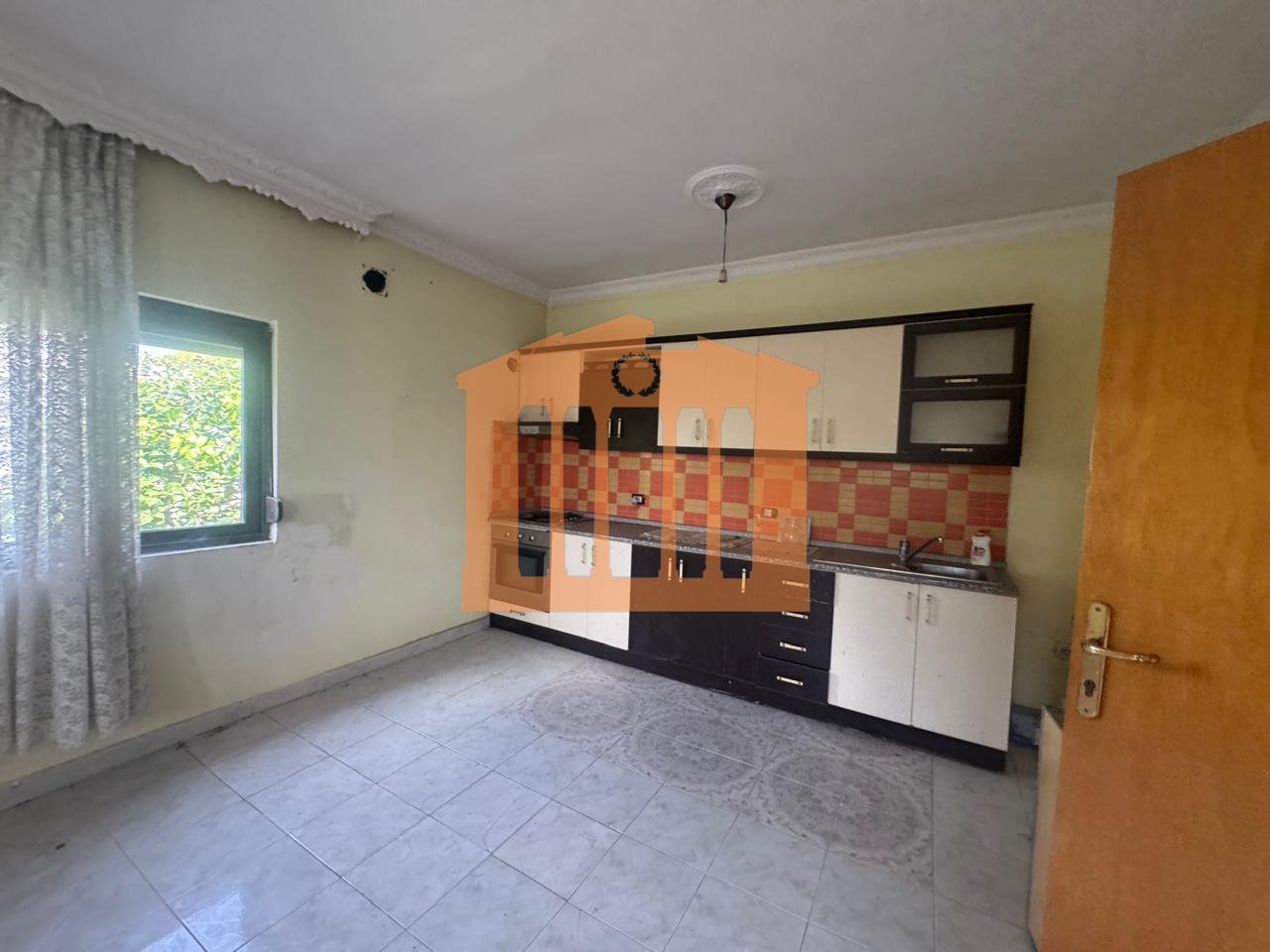 VILLA A DUE PIANI + GARAGE AD ARAPAJ, IN VENDITA!