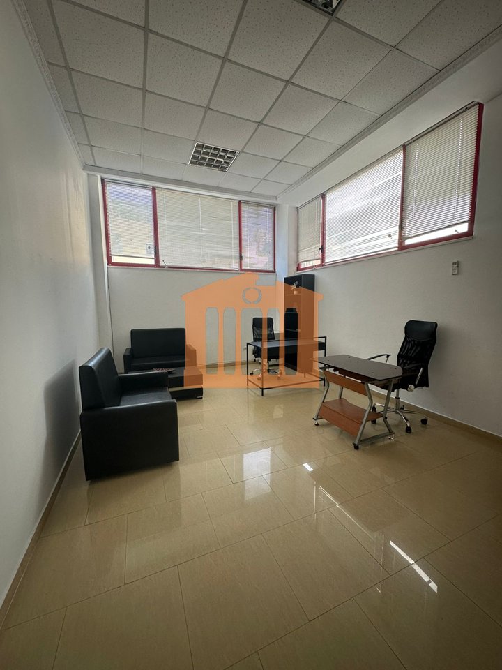 AMBIENT  NE VOLLGA-DURRES, PER QIRA!