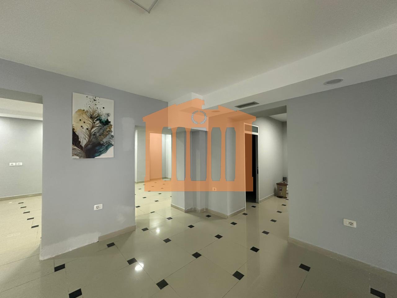 AMBIENT BIZNESI PRANE  STACIONIT TE TRENIT , PER QIRA !