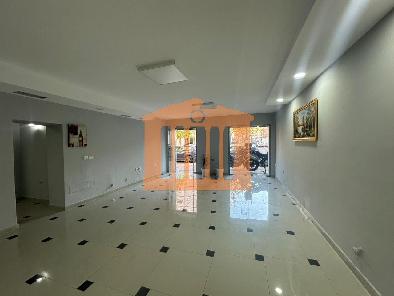 AMBIENT BIZNESI PRANE  STACIONIT TE TRENIT , PER QIRA !