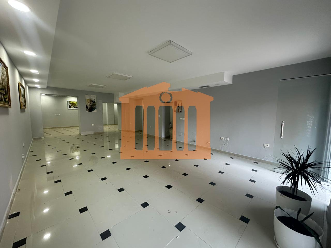 AMBIENT BIZNESI PRANE  STACIONIT TE TRENIT , PER QIRA !