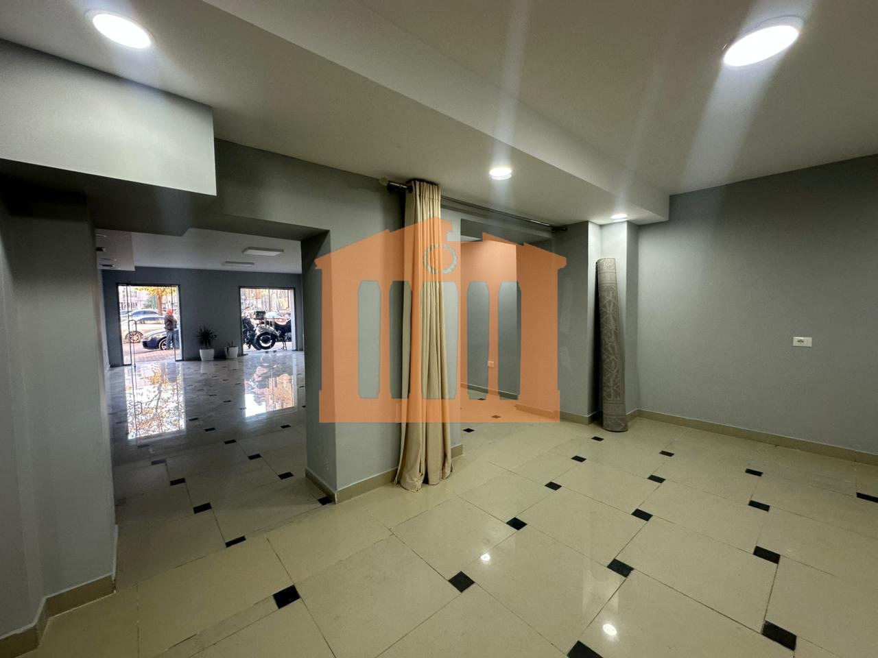 AMBIENT BIZNESI PRANE  STACIONIT TE TRENIT , PER QIRA !