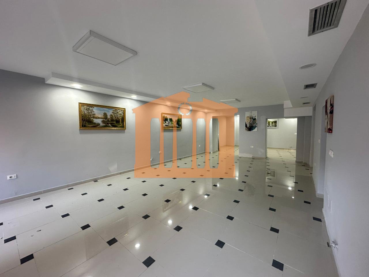 AMBIENT BIZNESI PRANE  STACIONIT TE TRENIT , PER QIRA !