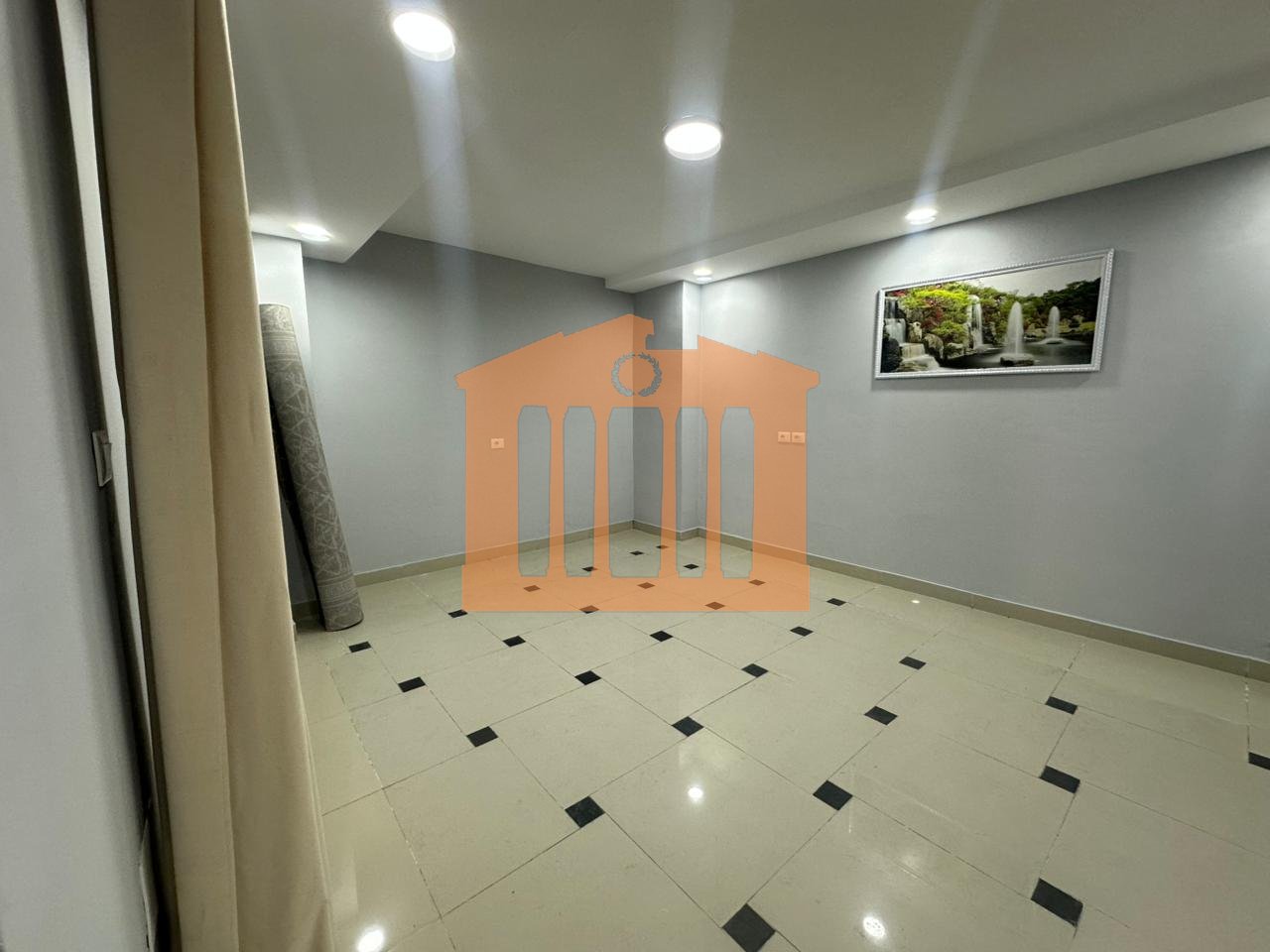 AMBIENT BIZNESI PRANE  STACIONIT TE TRENIT , PER QIRA !