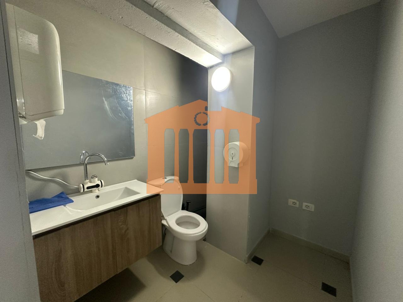 AMBIENT BIZNESI PRANE  STACIONIT TE TRENIT , PER QIRA !