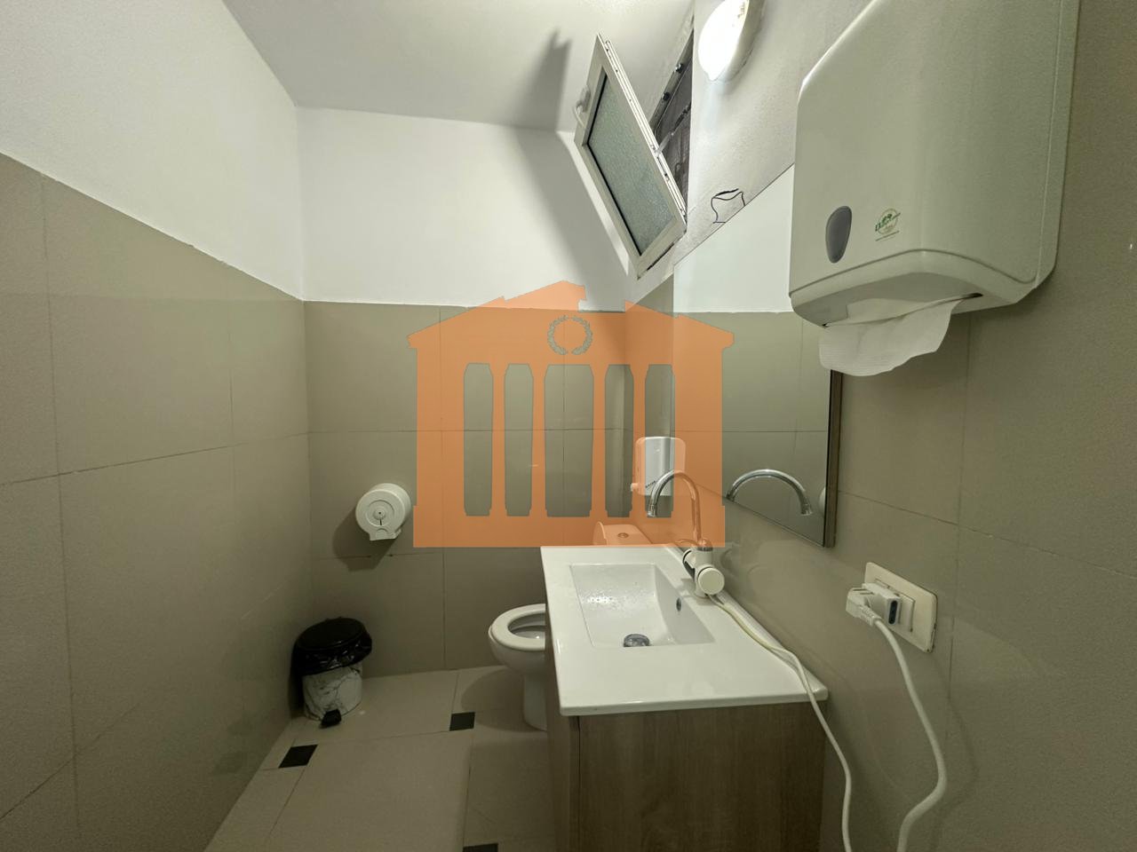 AMBIENT BIZNESI PRANE  STACIONIT TE TRENIT , PER QIRA !