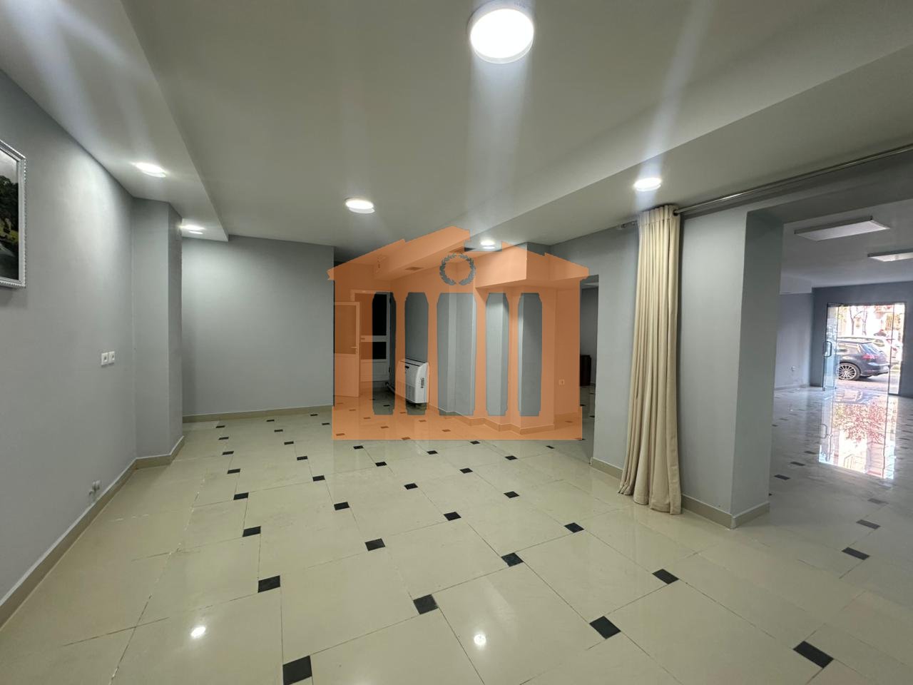 AMBIENT BIZNESI PRANE  STACIONIT TE TRENIT , PER QIRA !