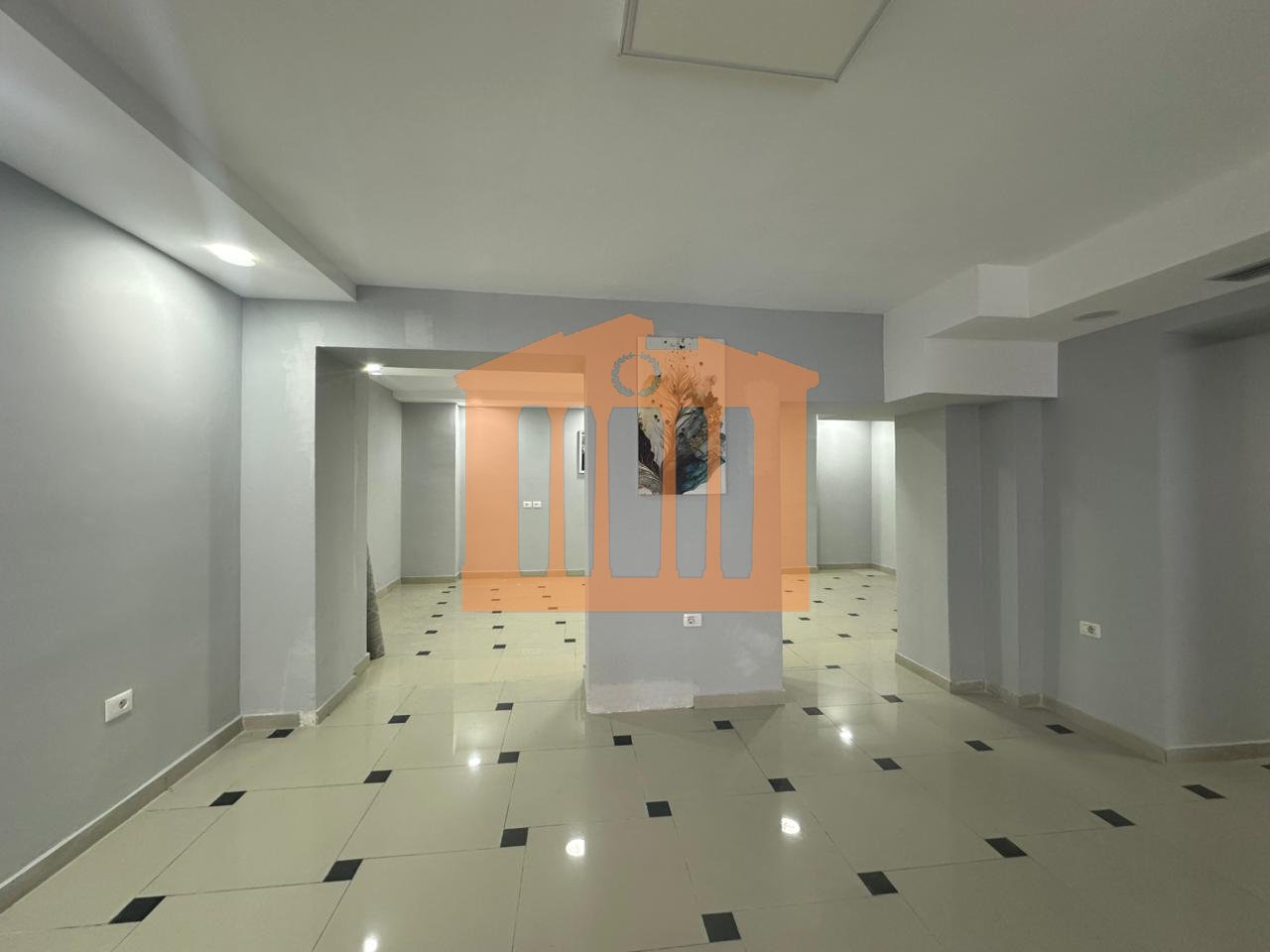 AMBIENT BIZNESI PRANE  STACIONIT TE TRENIT , PER QIRA !