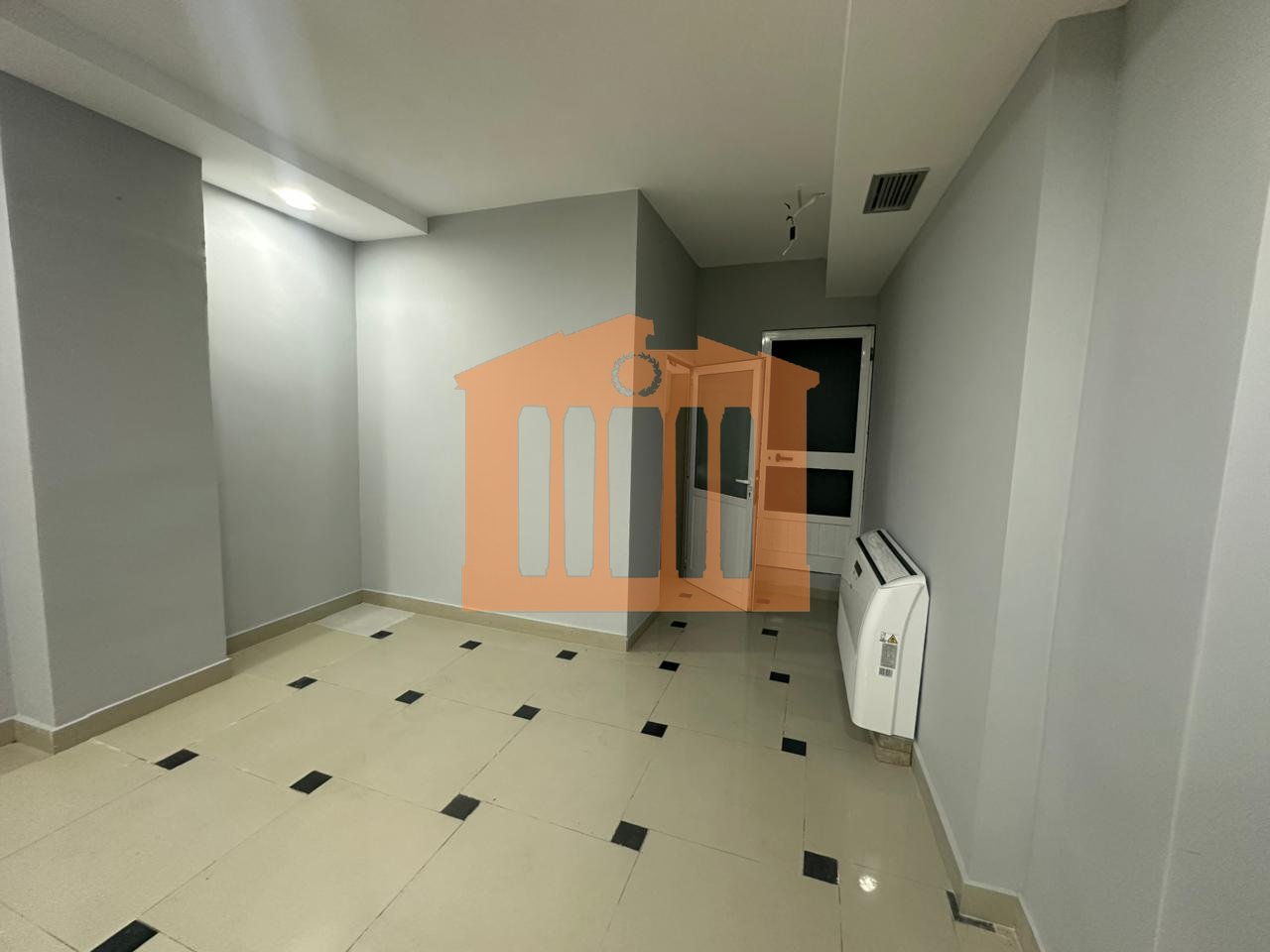 AMBIENT BIZNESI PRANE  STACIONIT TE TRENIT , PER QIRA !