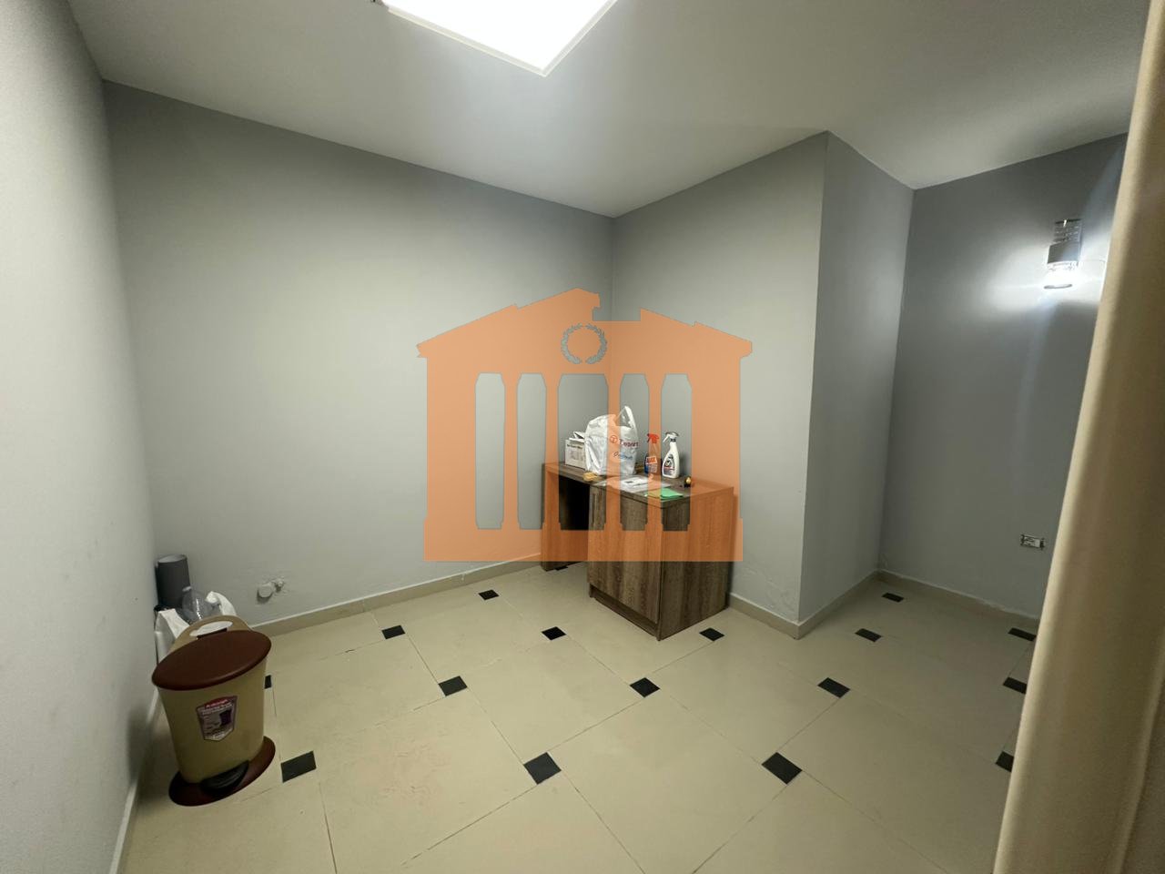 AMBIENT BIZNESI PRANE  STACIONIT TE TRENIT , PER QIRA !