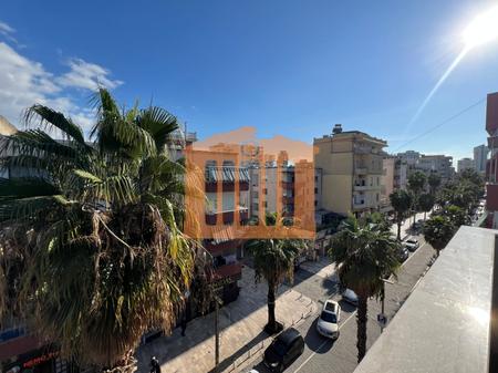 APPARTAMENTO 2+1+2 SUL VIALONE PRINCIPALE, DURAZZO IN VENDITA!