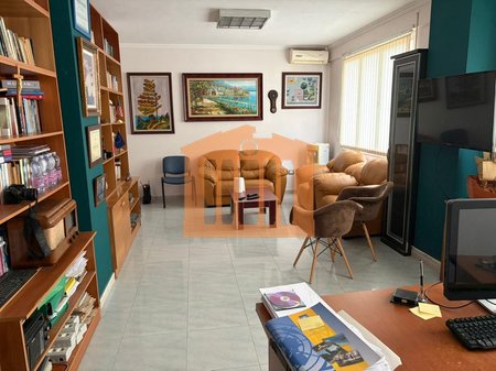 AMBIENT BIZNESI NE QENDER, DURRES PER QIRA !