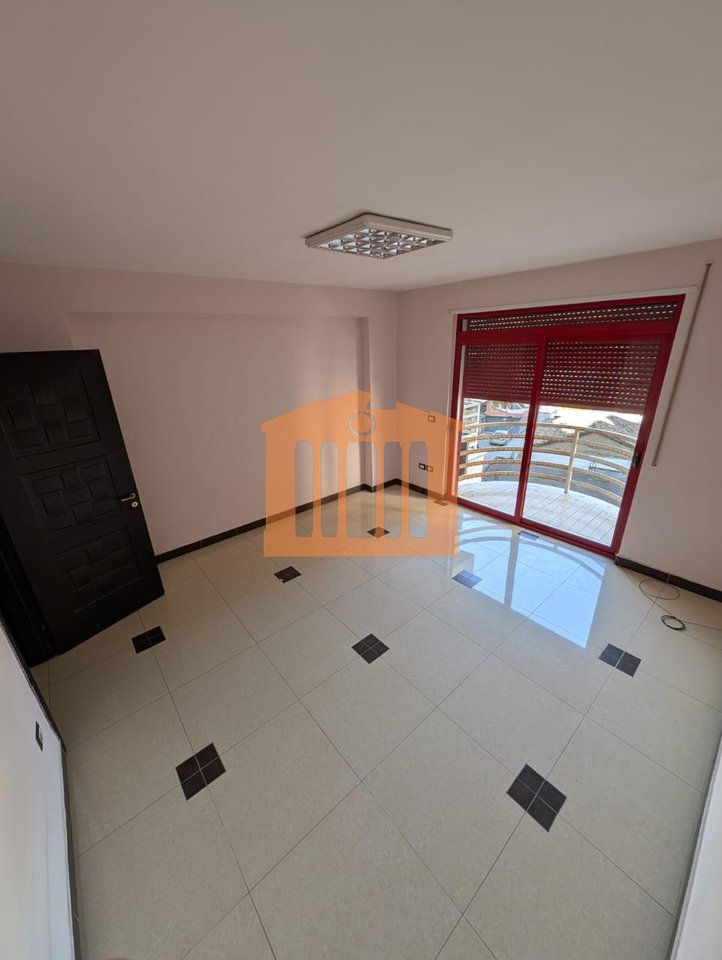 AMBIENT BIZNESI NE QENDER DURRES PER QIRA !