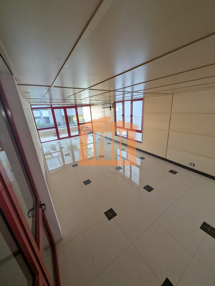 AMBIENT BIZNESI NE QENDER DURRES PER QIRA !