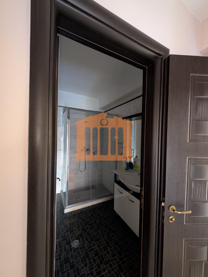 AMBIENT BIZNESI NE QENDER DURRES PER QIRA !