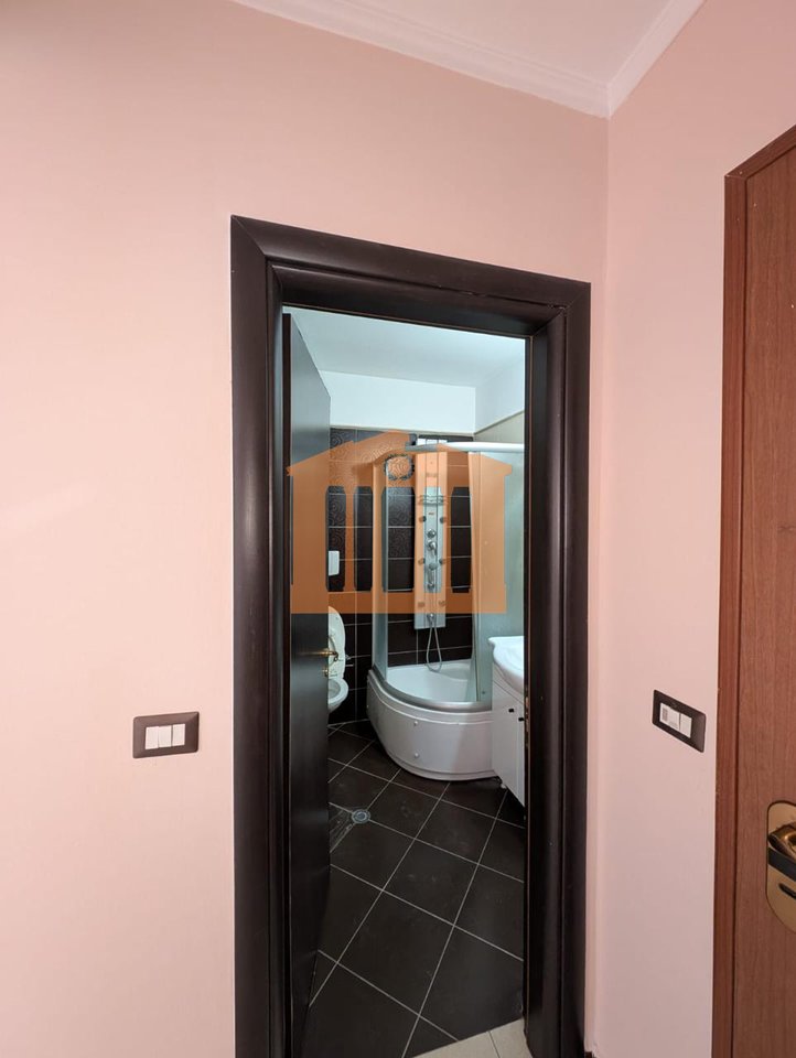 AMBIENT BIZNESI NE QENDER DURRES PER QIRA !