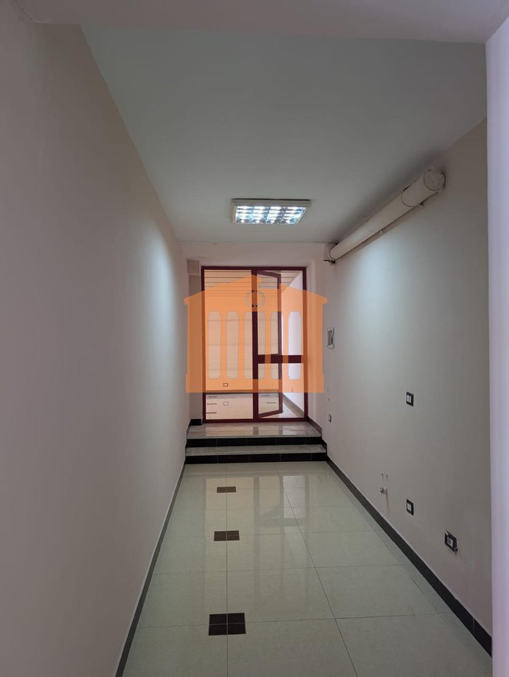 AMBIENT BIZNESI NE QENDER DURRES PER QIRA !