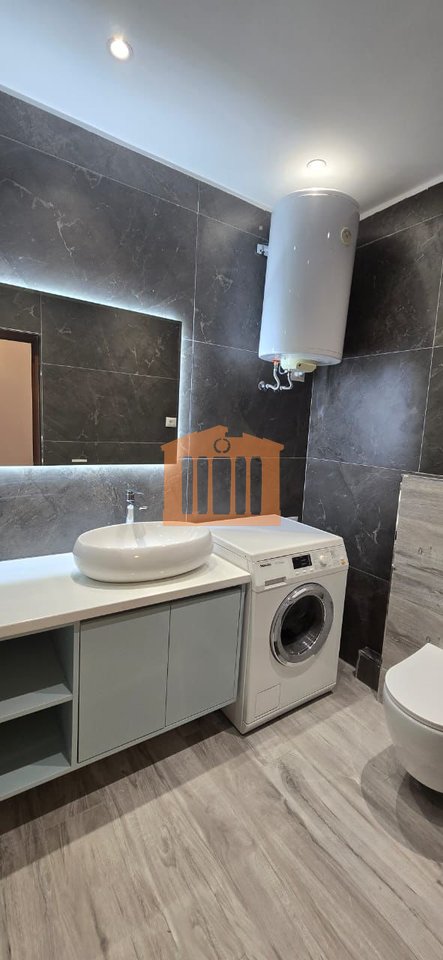 APARTAMENT PRANE TREGUT TE VOGEL DURRES ME QIRA !