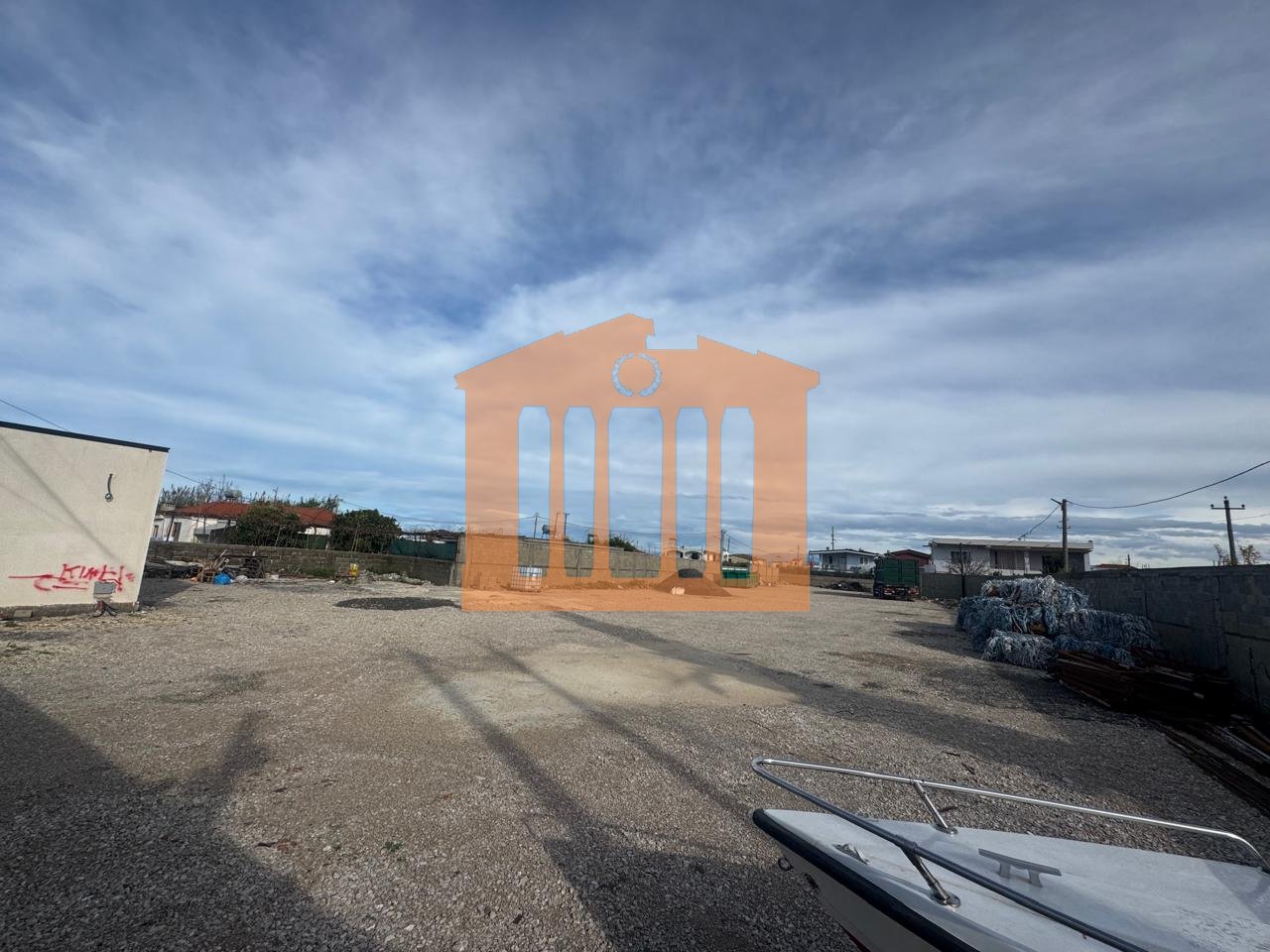 TOKE TRUALL+NEGOZIO NELL'OSPEDALE DI DURRËS, IN VENDITA!