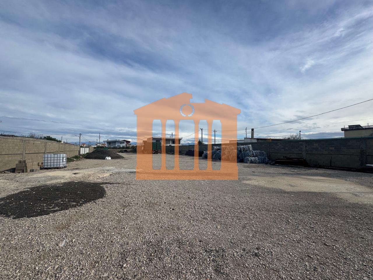 TOKE TRUALL+NEGOZIO NELL'OSPEDALE DI DURRËS, IN VENDITA!