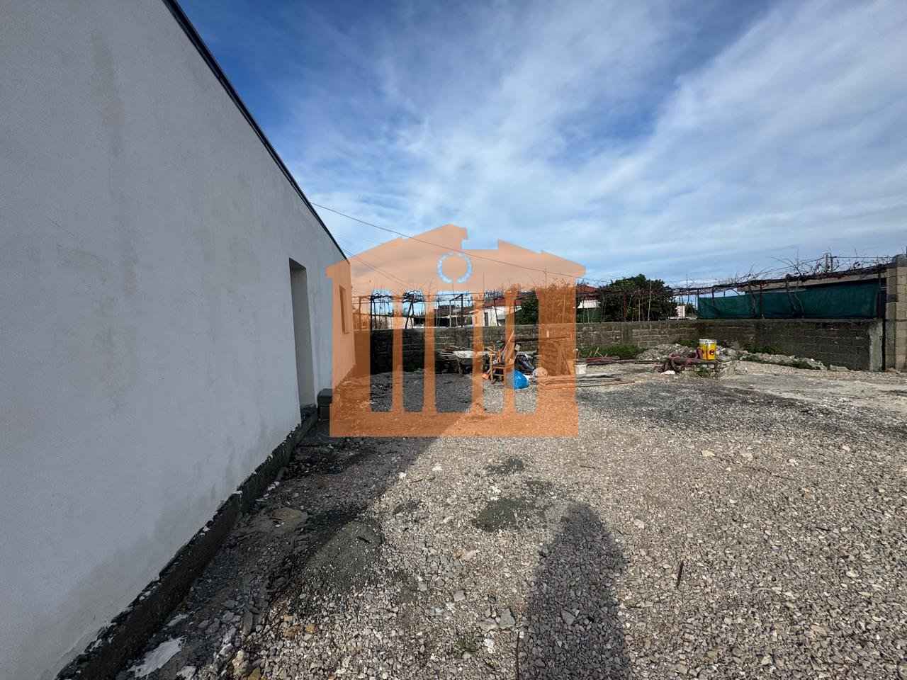 TOKE TRUALL+NEGOZIO NELL'OSPEDALE DI DURRËS, IN VENDITA!