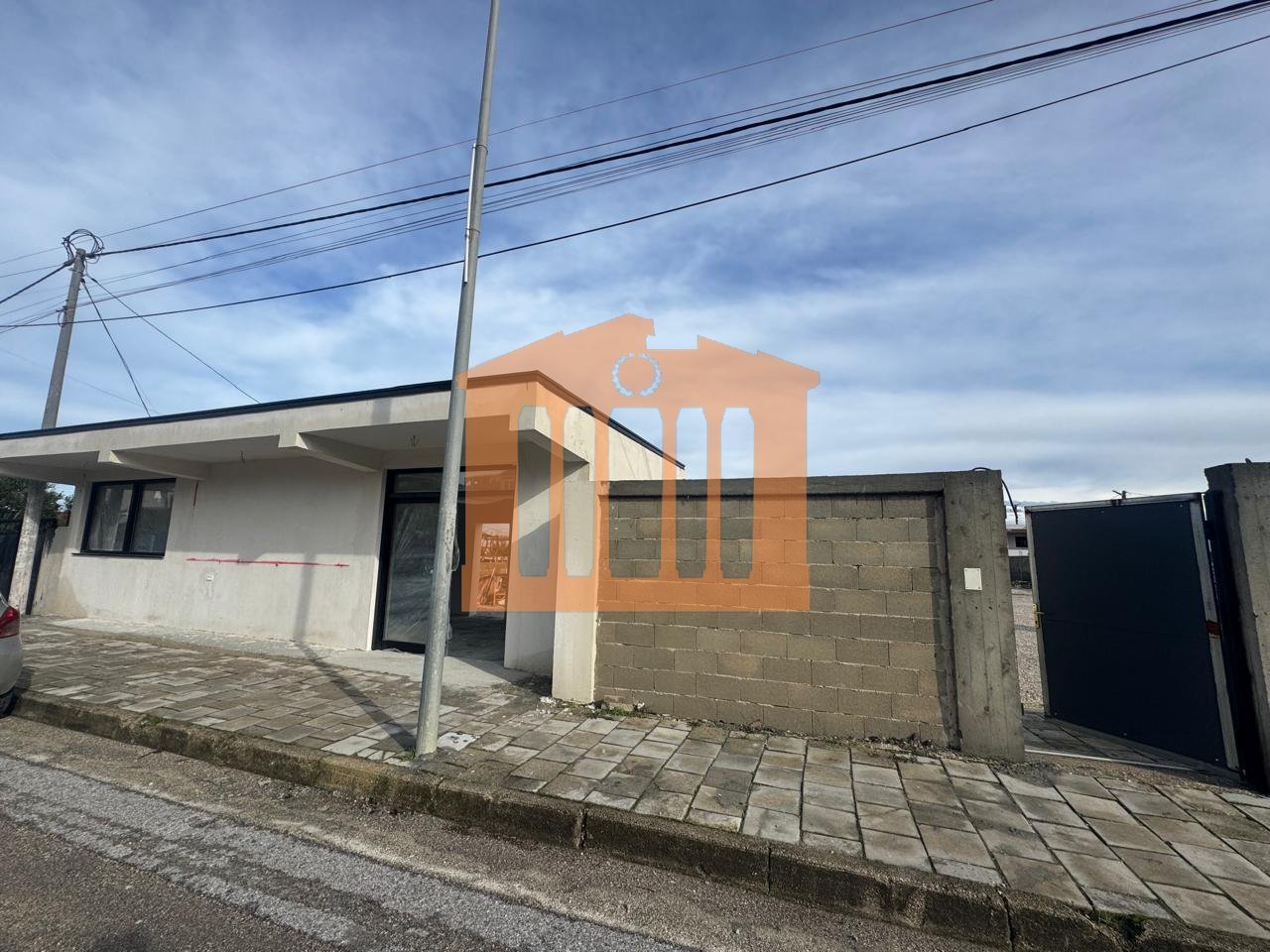 TOKE TRUALL+NEGOZIO NELL'OSPEDALE DI DURRËS, IN VENDITA!