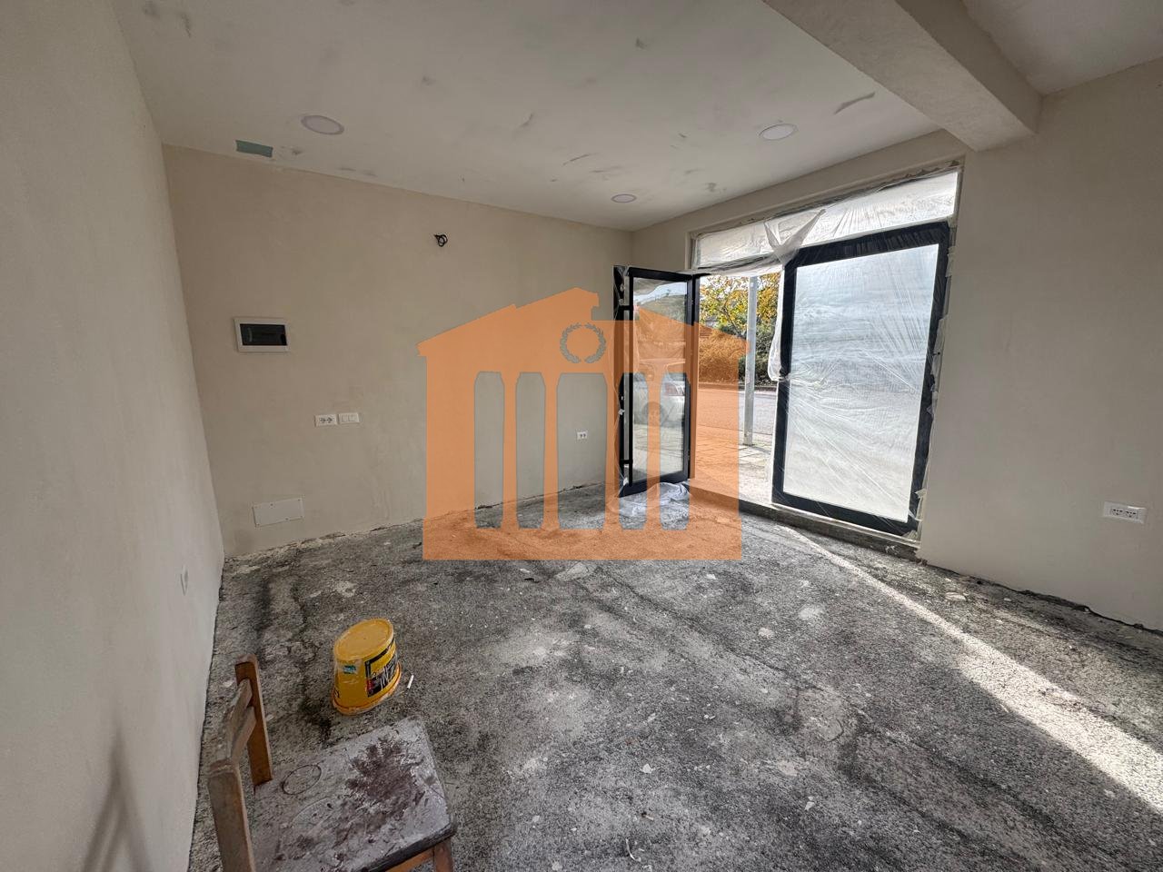 TOKE TRUALL+NEGOZIO NELL'OSPEDALE DI DURRËS, IN VENDITA!