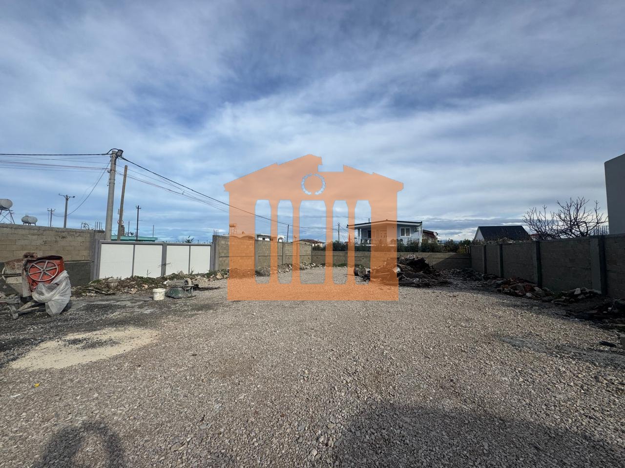 TOKE TRUALL+NEGOZIO NELL'OSPEDALE DI DURRËS, IN VENDITA!