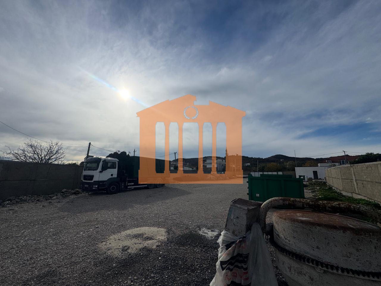 TOKE TRUALL+NEGOZIO NELL'OSPEDALE DI DURRËS, IN VENDITA!