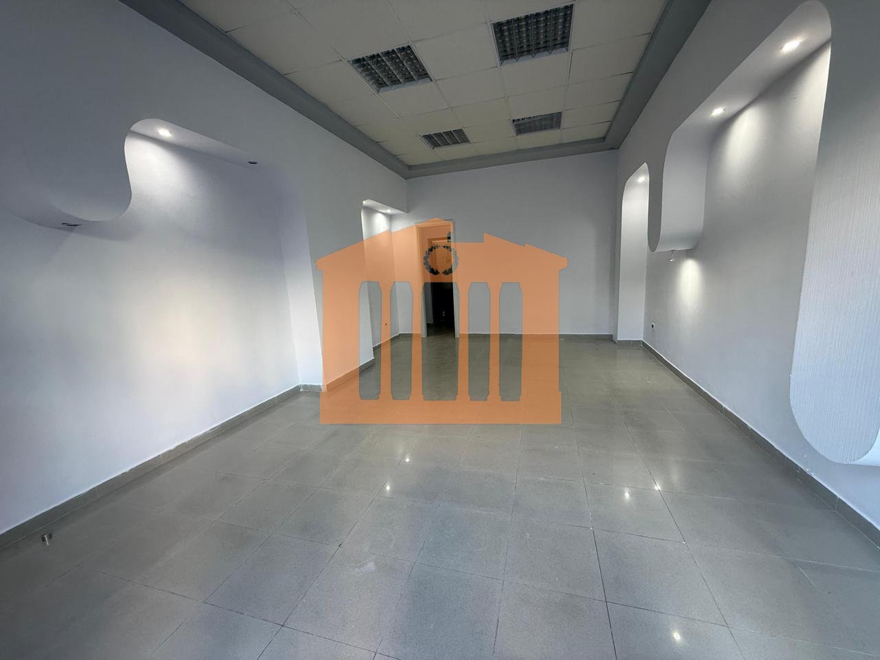 AMBIENT BIZNESI TEK PALLATI I SPORTIT, DURRES PER QIRA!