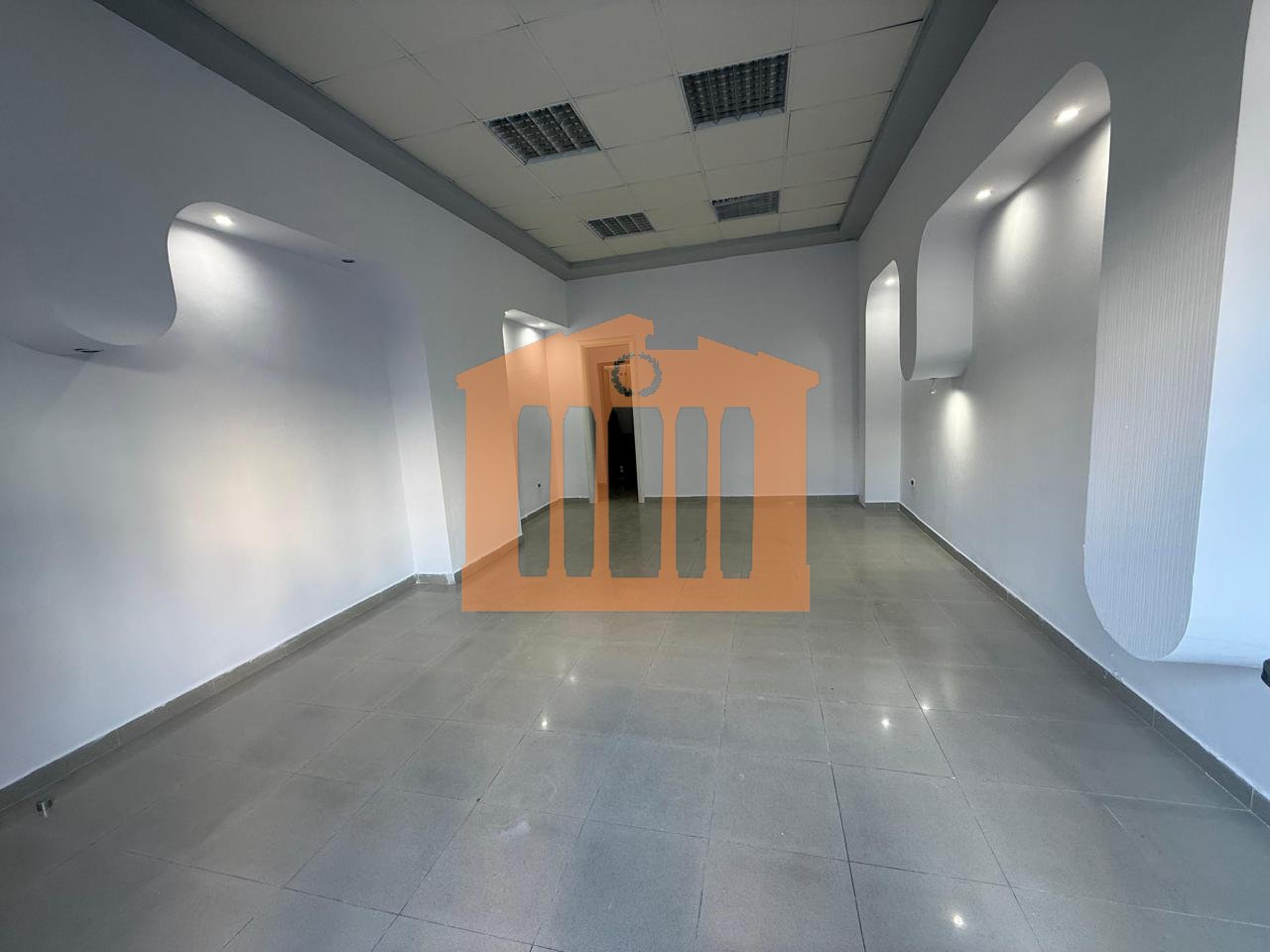 AMBIENT BIZNESI TEK PALLATI I SPORTIT, DURRES PER QIRA!