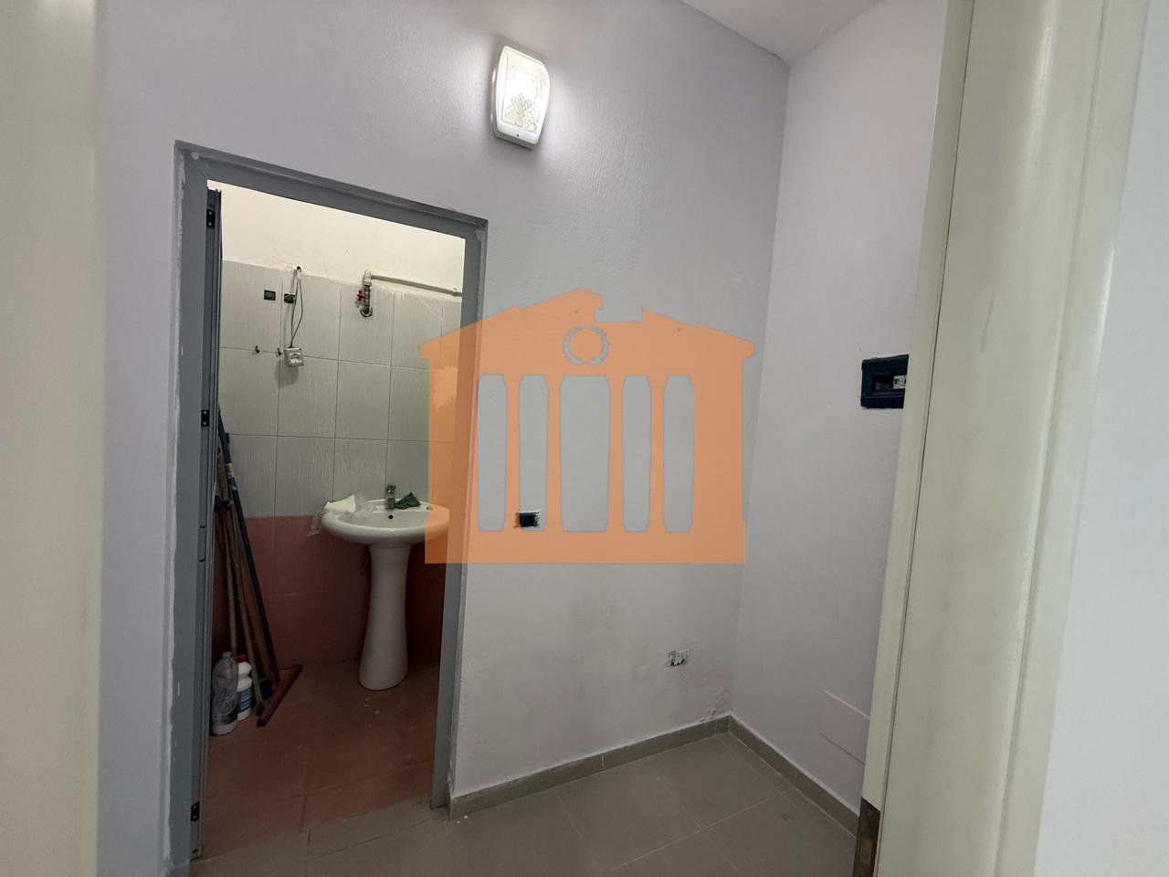 AMBIENT BIZNESI TEK PALLATI I SPORTIT, DURRES PER QIRA!