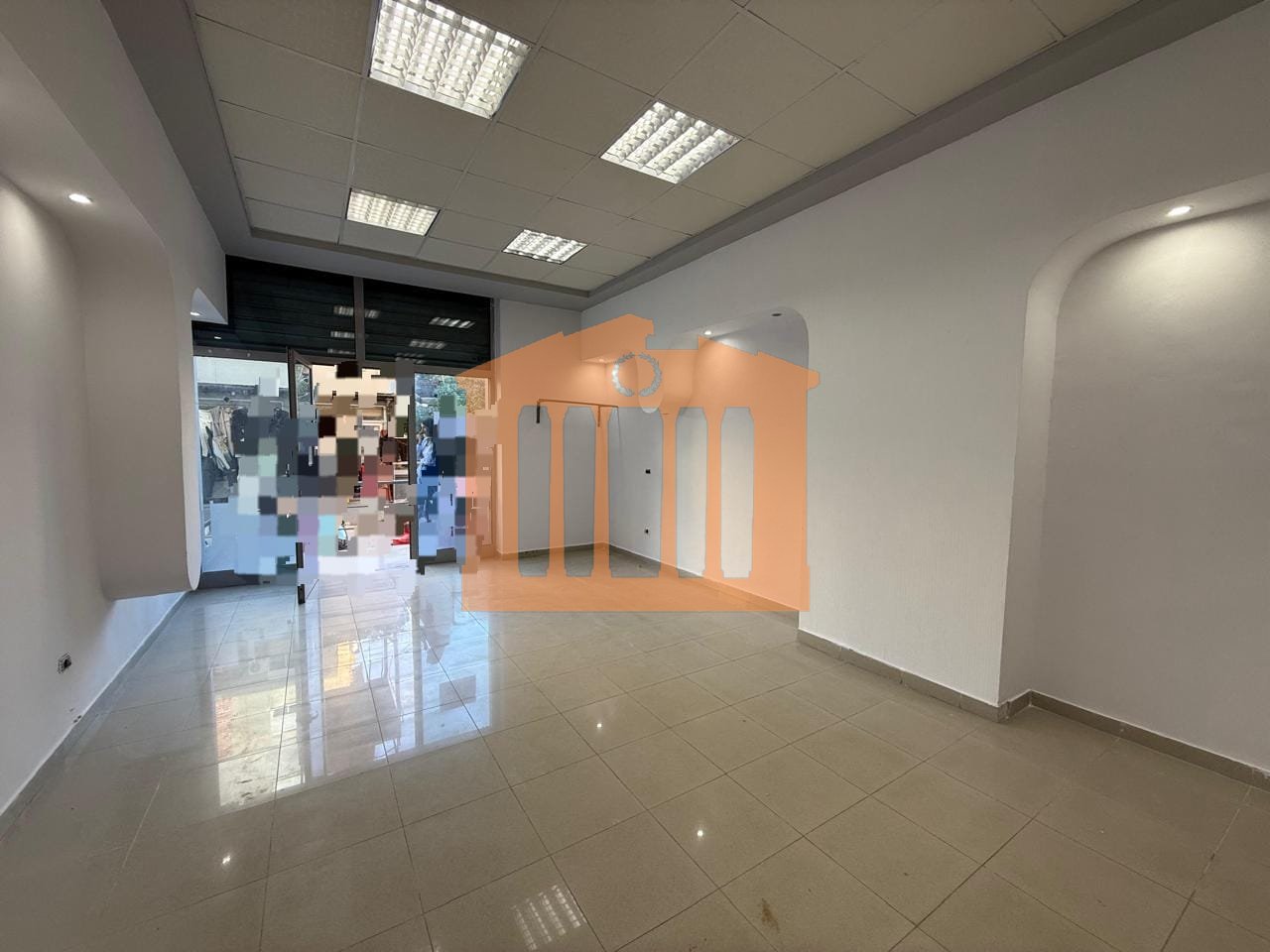 AMBIENT BIZNESI TEK PALLATI I SPORTIT, DURRES PER QIRA!