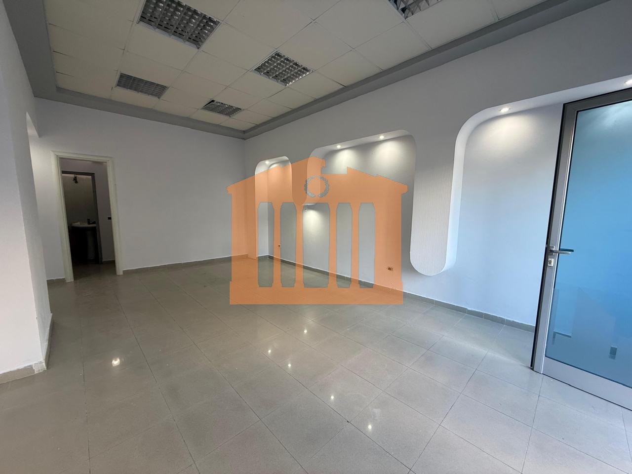 AMBIENT BIZNESI TEK PALLATI I SPORTIT, DURRES PER QIRA!